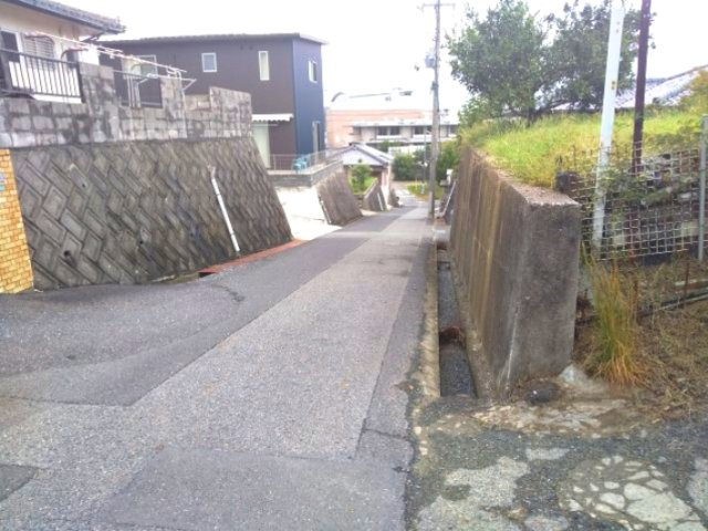 今村北三丁目売土地の前面道路含む現地写真