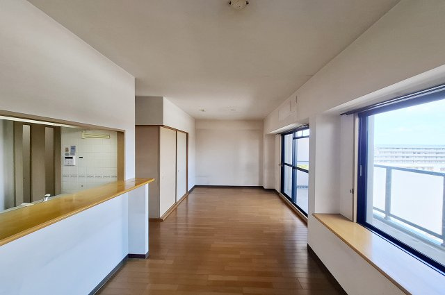 シャルマンフジロイアルクレセント泉大津東雲公園の居間・リビング|LDK：約14.2帖のLDK。家族で過ごしやすい団らん空間です。