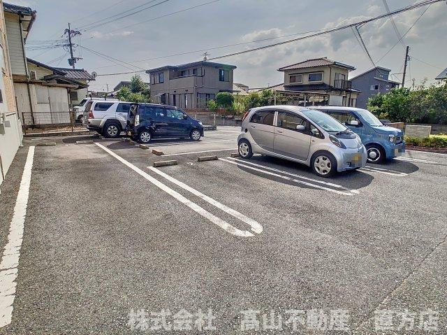 直方市大字知古のアパートの駐車場