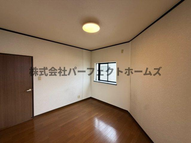 成美町戸建　賃貸の洋室|明るい洋室です