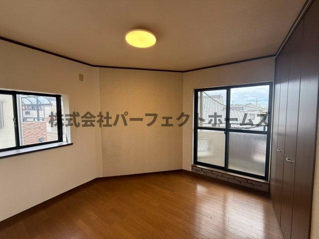 成美町戸建　賃貸の洋室|明るい洋室です