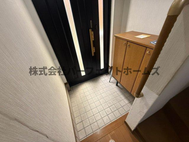 成美町戸建　賃貸の玄関|明るい玄関です