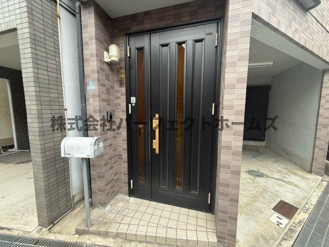 成美町戸建　賃貸の玄関|収納もある玄関です