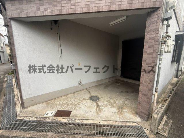 成美町戸建　賃貸の駐車場|駐車場に車を止められます