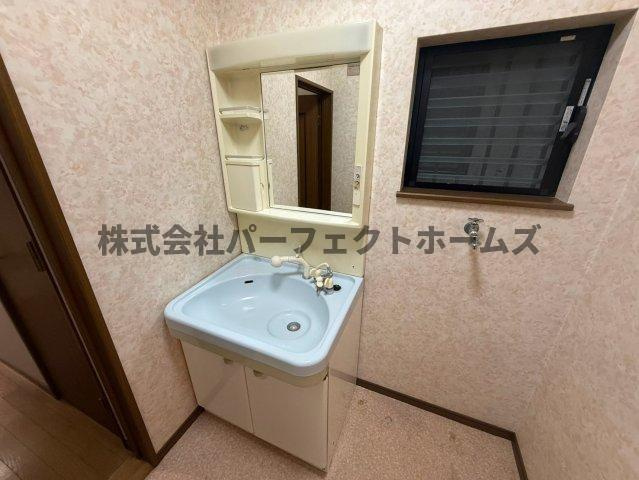 成美町戸建　賃貸の独立洗面台|朝の身支度には欠かせない独立洗面化粧台