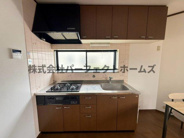 成美町戸建　賃貸のキッチン|コンパクトなキッチンで掃除もラクラク