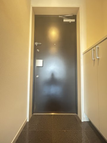 レジュールアッシュ神戸元町の玄関