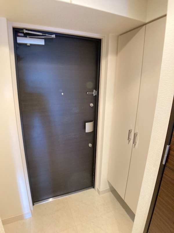 エスライズ本町東の玄関
