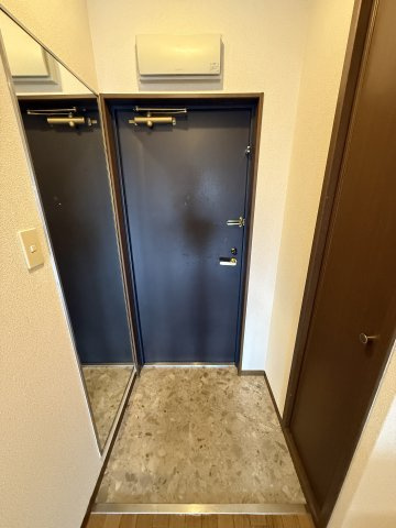 クレール谷町の玄関