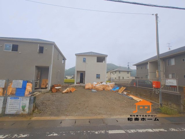 クレイドルガーデン高松市鶴市町第３◇光熱費の負担の軽減が可能なオール電化住宅ですの前面道路含む現地写真|外観
駐車場スペースは３台以上のゆったりとした区画です。入居者以外の出入りが少ないので駐車が苦手な方にも安心です。家族の複数台所有や来客用駐車や将来的な車の増台にも対応しやすいです。
