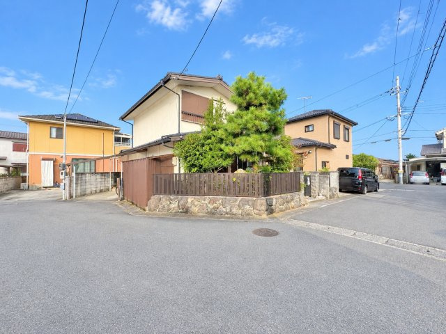 近江八幡市馬淵町　建築条件無し売土地の外観|◆敷地と周辺道路を一緒に確認できる正面写真。◆現在は建物があります。◆道路からの見え方や敷地の広がり、隣接する住宅との距離感まで、現地見学前のイメージづくりに役立つ一枚です。