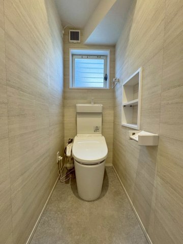 守山市小島町　中古戸建てのトイレ|1F トイレ。ニッチにはお好きな雑貨などを飾り、毎日使うトイレをお気に入りの空間にすることができます。
