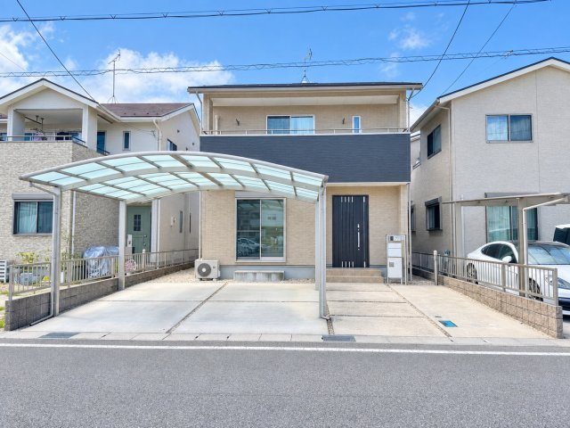 守山市小島町　中古戸建ての外観|落ち着いたツートーンの外観。駐車3台可で、来客時や複数台所有にも対応します。※車種による