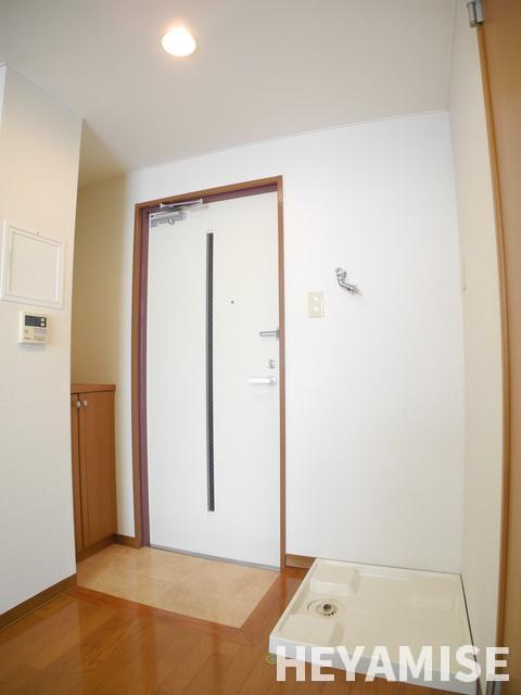 ルメール諏訪町の玄関|※反転間取りのお部屋の画像です※