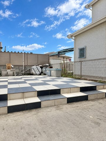 栗東市下戸山　中古戸建ての庭|南側お庭スペース。お天気の良い休日にはBBQなど、ご家族で楽しむことができます。