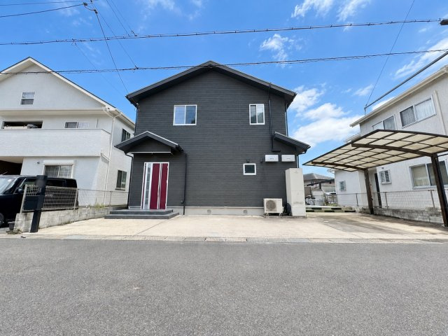 栗東市下戸山　中古戸建ての外観|平成28年築、スキップフロアなどこだわりの詰まったおしゃれなお住まいです。