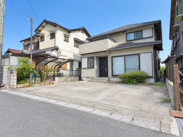 近江八幡市新町1丁目　中古戸建ての外観|・土地約62坪のゆとりある敷地
・駐車3台可（車種による）。家族の車や来客時にも対応しやすいスペース
・建物約48坪の大型住宅。写真では伝わりきらない敷地と建物の広さを、ぜひ現地でご体感ください
