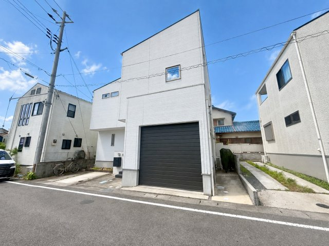 大津市国分2丁目　中古戸建ての外観|ビルトインガレージが映える、白基調のスタイリッシュな外観