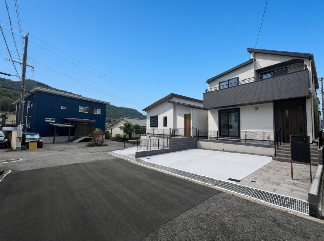 ■19日(土)～23日(祝)現地ご見学可能！　 神戸市北区有野台　全2邸の前面道路含む現地写真|周辺は閑静な住宅街！前面道路広々で車の出し入れも便利です。駐車が苦手な方でも安心して車庫入れできます！