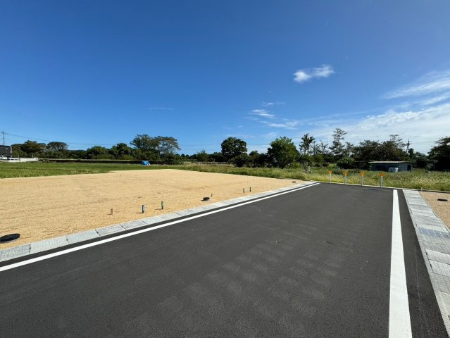 大津市堅田１丁目　建築条件無し売土地の前面道路含む現地写真|全32区画の大型分譲地。すでに造成が完了しており、新しい住宅が建ち並ぶ街区です。