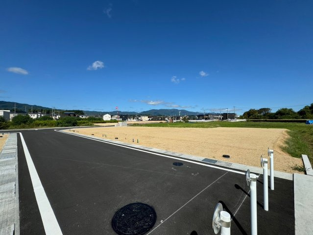 大津市堅田１丁目　建築条件無し売土地の外観|南側は幅員約6mの公道。造成済みの分譲地内で、道路や街区もきれいに整備されています。