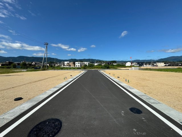 大津市堅田１丁目　建築条件無し売土地の前面道路含む現地写真|全32区画の大型分譲地。すでに造成が完了しており、新しい住宅が建ち並ぶ街区です。