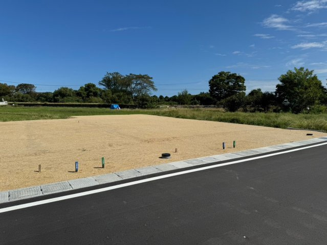 大津市堅田１丁目　建築条件無し売土地の外観|南側は幅員約6mの公道。造成済みの分譲地内で、道路や街区もきれいに整備されています。