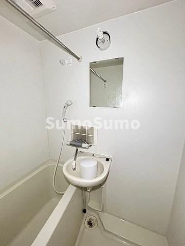 レオパレス曙の洗面所|明るい洗面所です