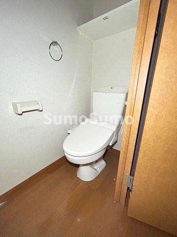 レオパレス曙のトイレ|落ち着いた色調のトイレです