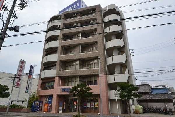 矢木楽器本社店ビルの外観