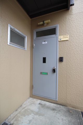 コーポラス西古松B･Cの玄関
