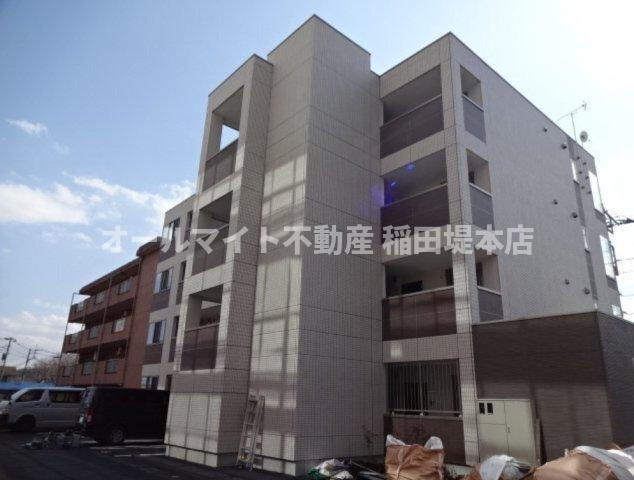 稲城市東長沼の賃貸マンションのエントランス