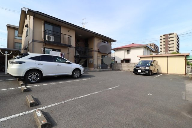 コーポラス西古松D棟の駐車場