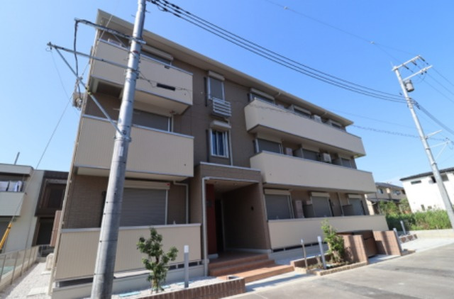 コスモスの外観|３階建てのアパートです☆