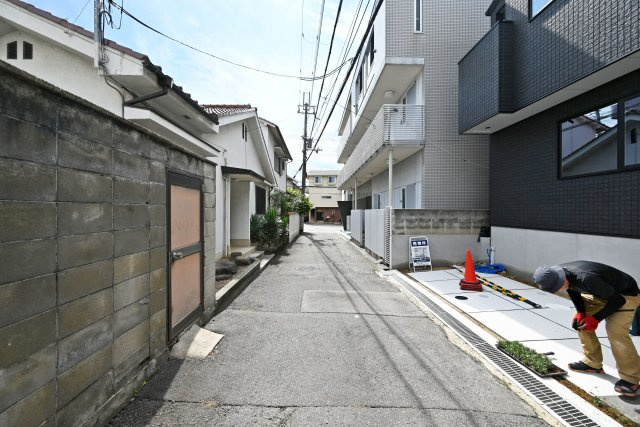 ハッピータウン豊中市本町8丁目新築一戸建て│3LDK+駐車1台可の前面道路含む現地写真|前面道路は西側に約3.3ｍ幅です。