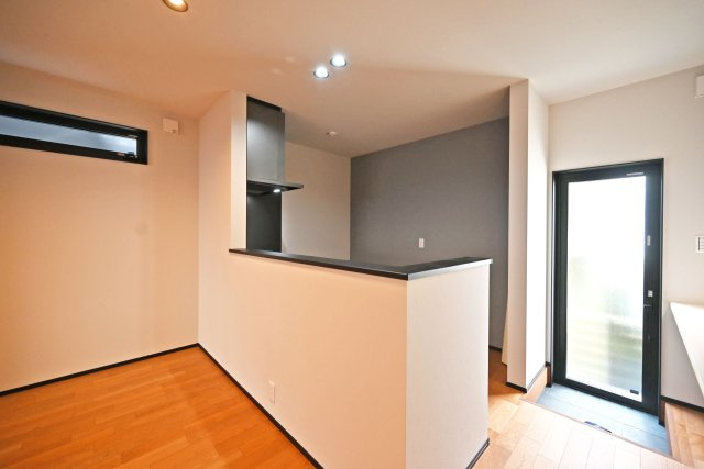 ハッピータウン豊中市本町8丁目新築一戸建て│3LDK+駐車1台可のキッチン|キッチン上部にダウンライトを、背面にはアクセントクロスを配置し、美しいナチュラルモダンのキッチンに仕上がりました。