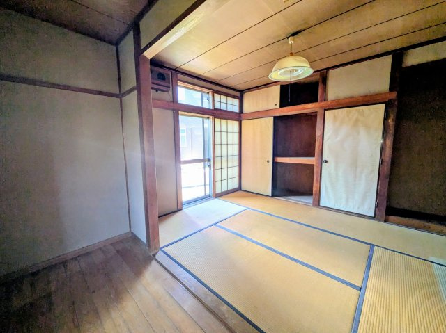 入間市東藤沢3丁目中古戸建の和室|南向きの窓からたっぷりと日差しが注ぐ、明るい2階の6帖和室です！障子越しに広がる柔らかな光と、い草の香りが心地よいリラックス空間。客間としてはもちろん、お昼寝スペースや寝室にもぴったりです。