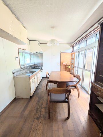 入間市東藤沢3丁目中古戸建のキッチン|明るいダイニングキッチンでお食事を！