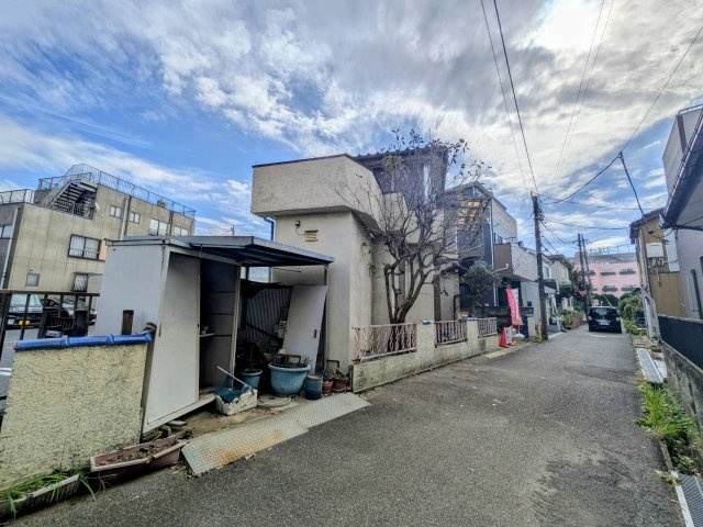 入間市東藤沢3丁目中古戸建の前面道路含む現地写真|前面道路は交通量が少なく静かな環境！十分な幅員があり車同士のすれ違いや駐車もスムーズに行えます。お子様がいるご家庭も安心して暮らせます。
