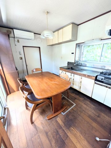入間市東藤沢3丁目中古戸建のキッチン|お料理に集中しやすい6帖のダイニングキッチン！窓があるため換気がしやすく、お部屋に匂いがこもりにくいのが嬉しいポイント。食器棚や冷蔵庫もスッキリと配置できるゆとりがあります。