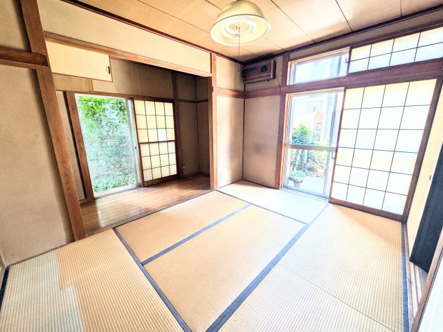 入間市東藤沢3丁目中古戸建の和室|玄関から直接アクセスできる独立した1階6帖和室！DKを通らずに案内できるため、急な来客時の客間として大活躍します。生活空間としっかり分かれているので、寝室や静かなワークスペースとしても最適です