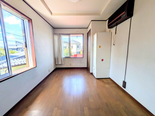 入間市東藤沢3丁目中古戸建の洋室|たっぷりの陽光が差し込む2階洋室！備え付けのクローゼットがあるため、ベッドやデスクなどの家具配置がしやすく、理想のお部屋づくりが楽しめます。ご家族の寝室にぴったりです。