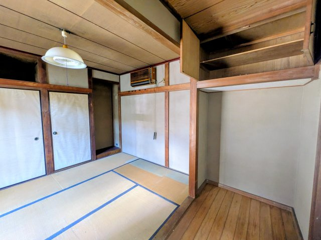 入間市東藤沢3丁目中古戸建の和室|2階にある6帖の和室は、陽当たりと風通しが良く心地よい空間です。大容量の押入収納付きで、お布団や季節の衣類もスッキリ片付きます。い草の香りに癒される、ご家族の寝室にぴったりのお部屋です。