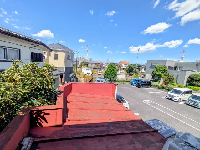 入間市東藤沢3丁目中古戸建の展望|遮る高い建物がなく、大きく広がる青空を望める開放的な眺望です！たっぷりの陽光と風が通り抜ける心地よい空間。周辺は閑静な住宅街で、穏やかな時間が流れる落ち着いた住環境です。