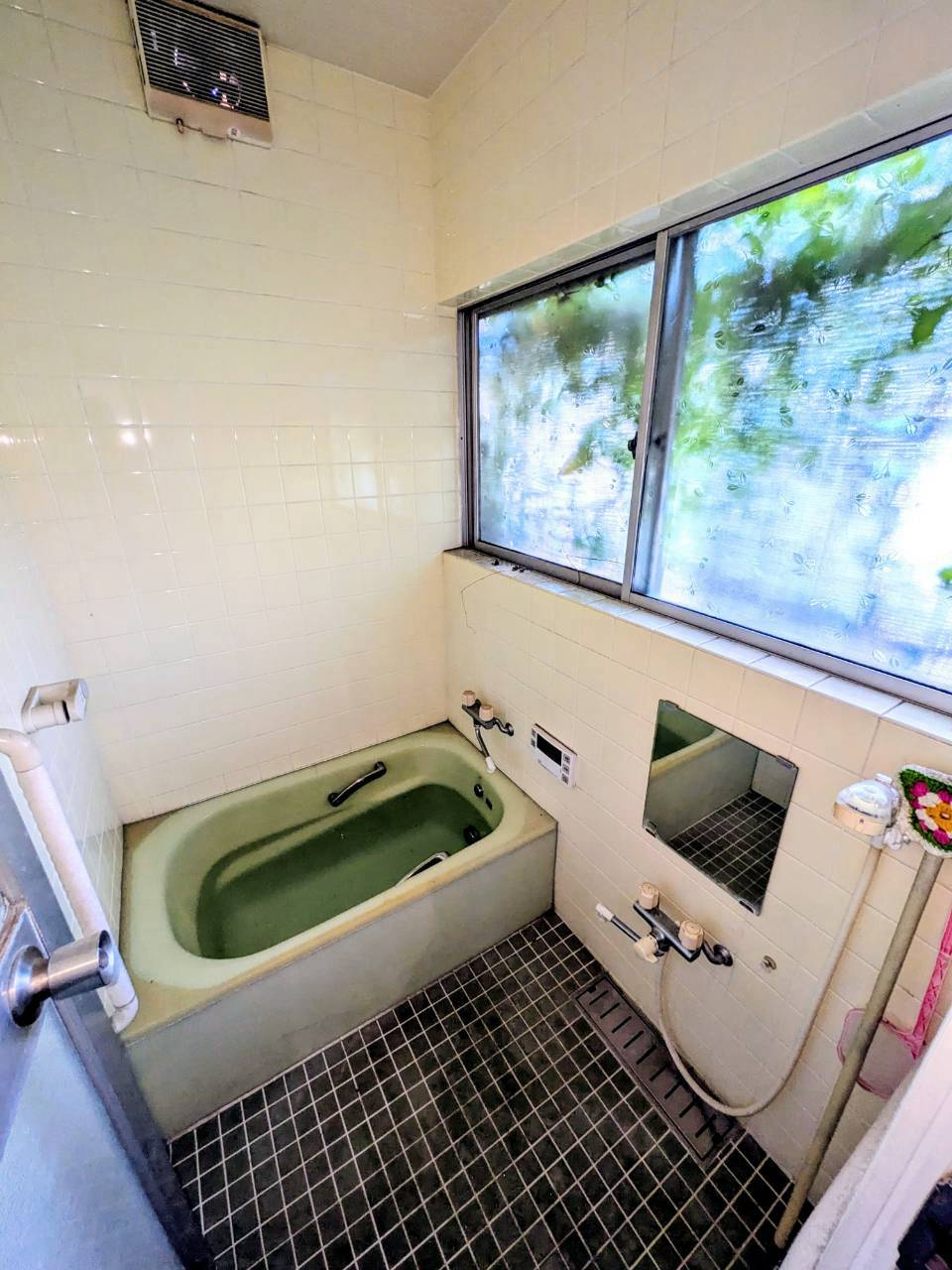 入間市東藤沢3丁目中古戸建の浴室|清潔感のあるゆったりとしたバスルーム！1日の疲れを癒やせる快適な空間です。窓が付いているため換気もしやすく、カビ対策や衛生面でも安心です。