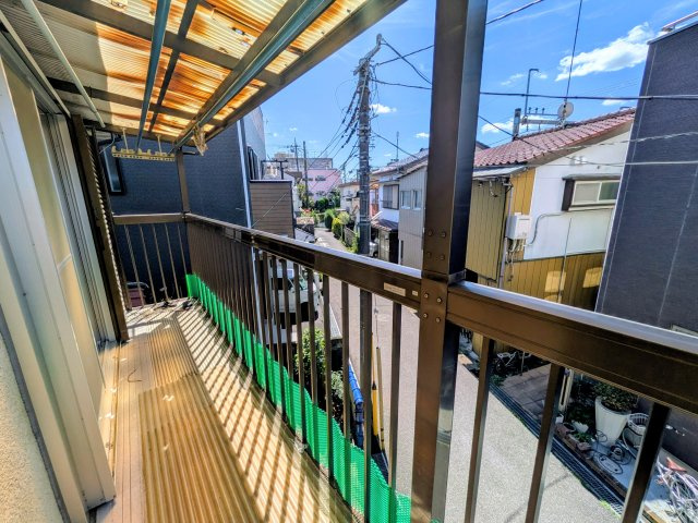 入間市東藤沢3丁目中古戸建のバルコニー|たっぷりの陽光が降り注ぐ、陽当たり・風通し良好なバルコニーです！ゆとりのある広さで、毎日のお洗濯物やお布団も干しやすく、気持ちよく乾きます。家事が捗る嬉しいスペースです。