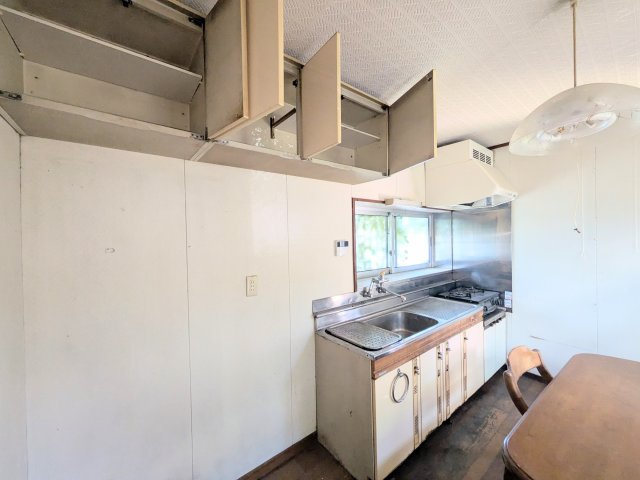 入間市東藤沢3丁目中古戸建のキッチン|キッチンと便利なキッチン収納（吊り戸棚）もございます