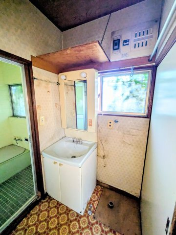 入間市東藤沢3丁目中古戸建の独立洗面台|使い勝手の良い独立洗面台！収納スペースもしっかり備わっており、かさばりやすい洗面用具や日用品もスッキリ片付きます。毎日の手洗いや身支度が快適になる、清潔感のある空間です。