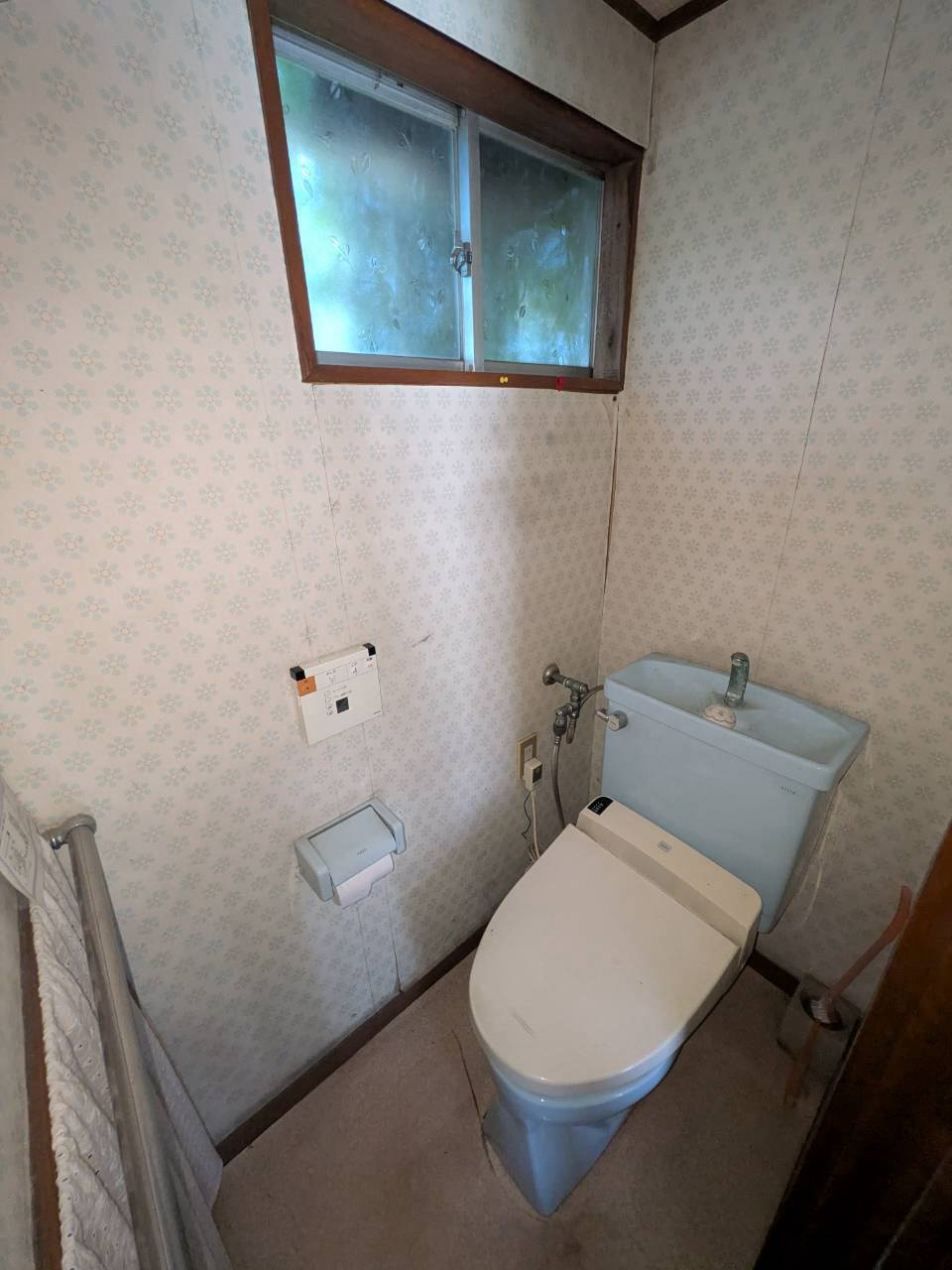 入間市東藤沢3丁目中古戸建のトイレ|清潔感のあるシンプルなトイレ空間！お掃除がしやすいデザインで、日々のお手入れもスムーズに行えます。毎日快適に使用できるクリーンな設備です。