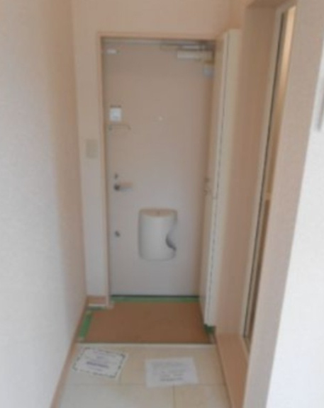 横浜市栄区笠間３丁目のアパートの玄関